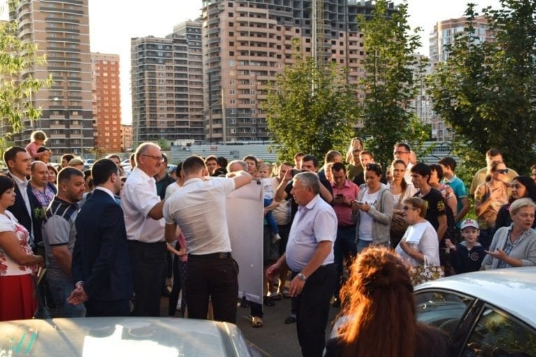 Жители Солнечного микрорайона собрались на митинг по поводу невыполнения администрацией своих обещаний