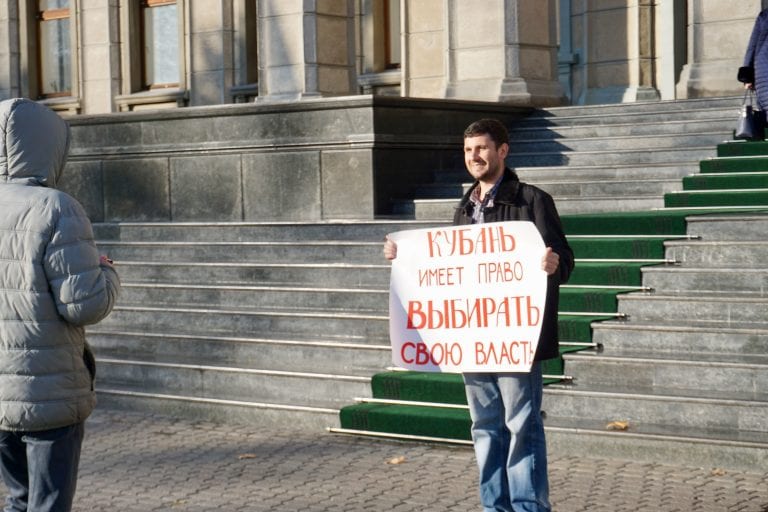 Давид Канкия провёл серию одиночных пикетов за проведение выборов местной власти