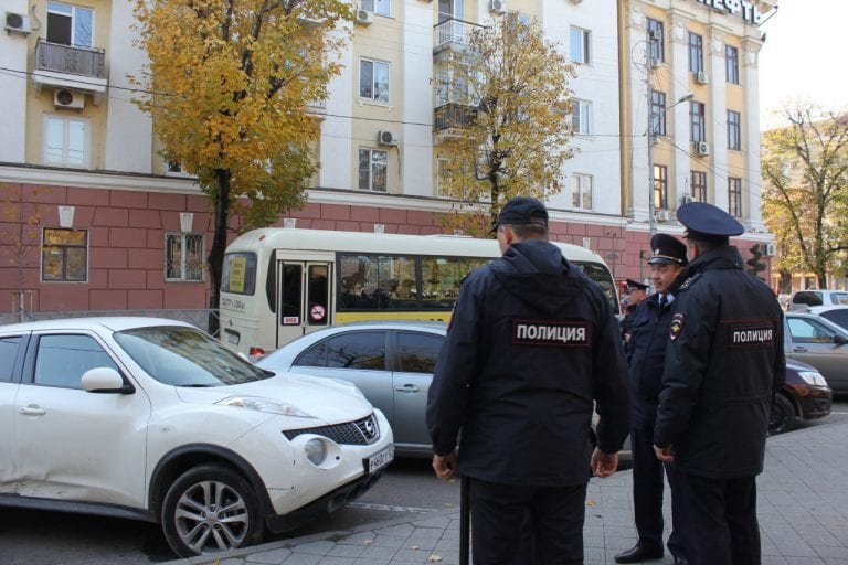 В Краснодаре у краевой администрации задержано около 10 человек