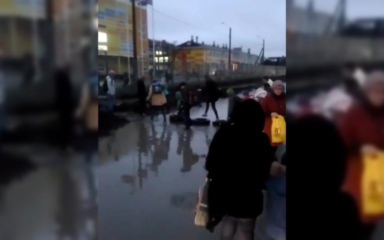 В соцсетях стало популярным видео с краснодарскими детьми, идущими в школу по лужам и покрышкам