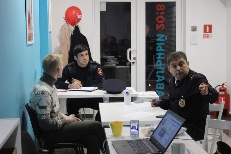 В штабе Навального в Сочи полиция изымает технику