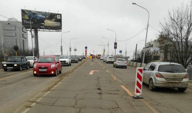В Краснодаре начали ремонтировать Тургеневский мост