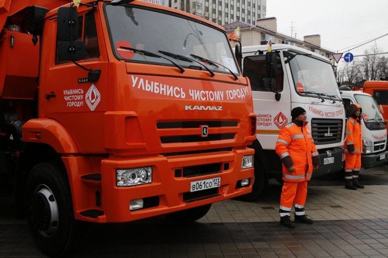 В Краснодаре проезжую часть города обработали песчано-соляной смесью