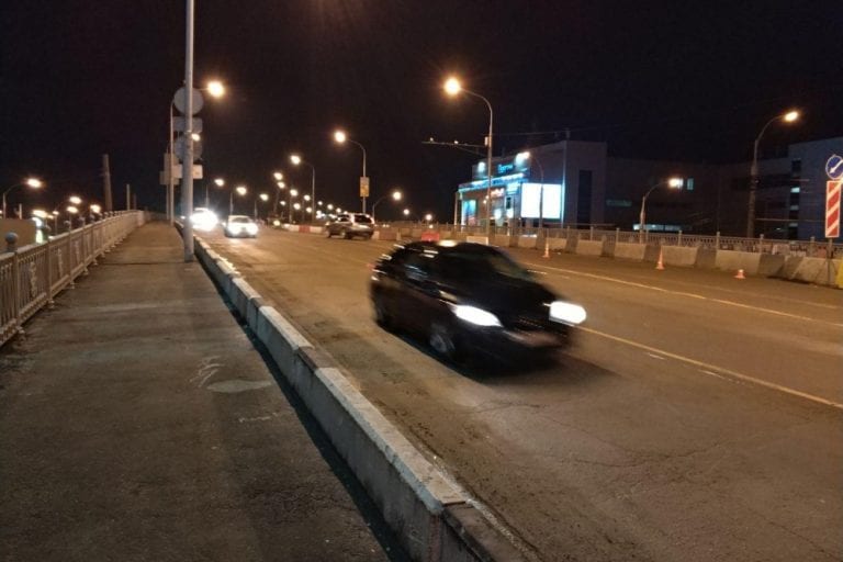 В Краснодаре участок Тургеневского моста разрушили большегрузы