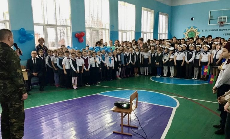 Песню «Дядя Вова, мы с тобой» спели и в другой школе. На линейке, посвящённой прекращению войны