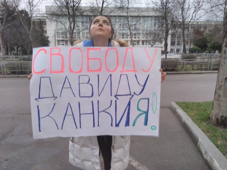 В Краснодаре провели серию пикетов против ареста координатора «Голоса»