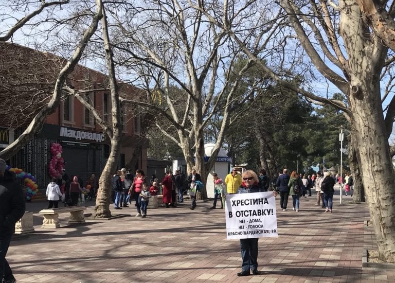 Дольщики провели пикеты за отставку мэра в Геленджике