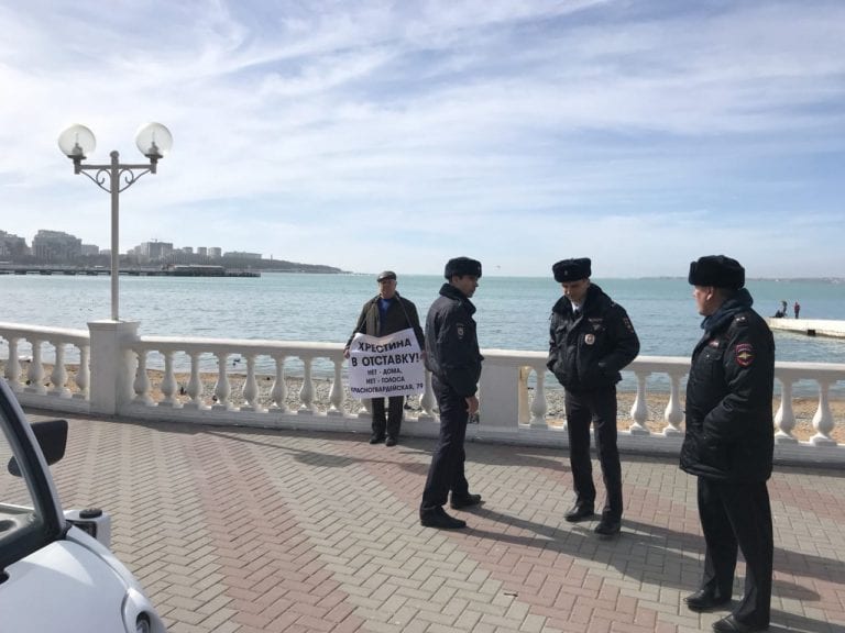 В Геленджике за одиночный пикет задержали 71-летнего мужчину