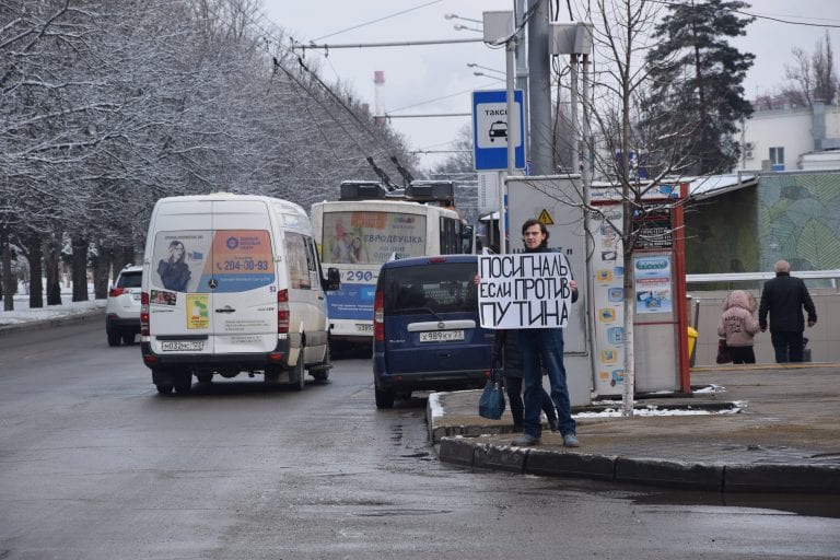 «Посигналь, если против Путина» — пикет активистов штаба Навального в Краснодаре