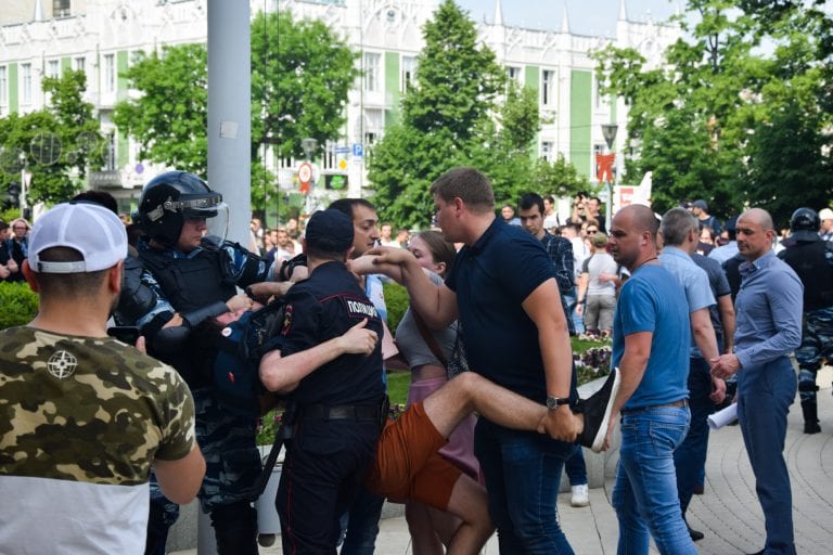 В Краснодаре участника акции 5 мая вызвал участковый. К его сестре пришла полиция