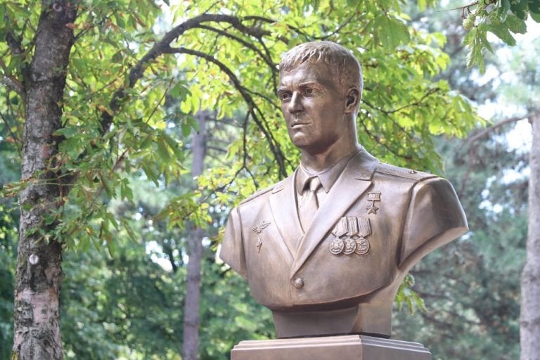 В Краснодаре установили памятник погибшему в Сирии летчику