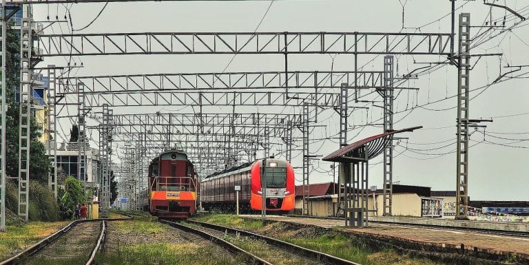 В Адлере работник железнодорожного депо погиб под колёсами поезда