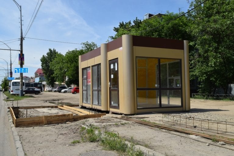 В Краснодаре сносят незаконно установленные ларьки