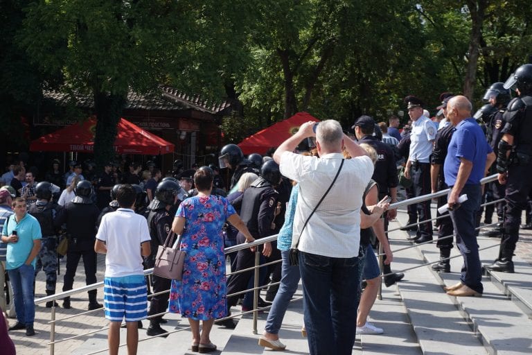 В шествии против пенсионной реформы в Краснодаре приняло участие от 150 до 300 человек. Более 100 активистов задержано