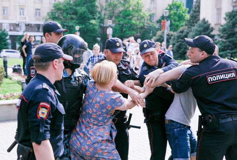 В Краснодаре продолжаются задержания политических активистов перед шествием против пенсионной реформы