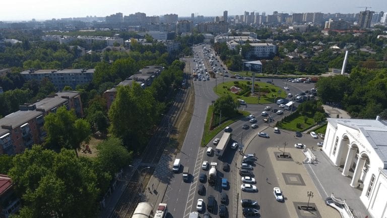 В Краснодаре места для инвалидов на парковках перенесут за шлагбаумы