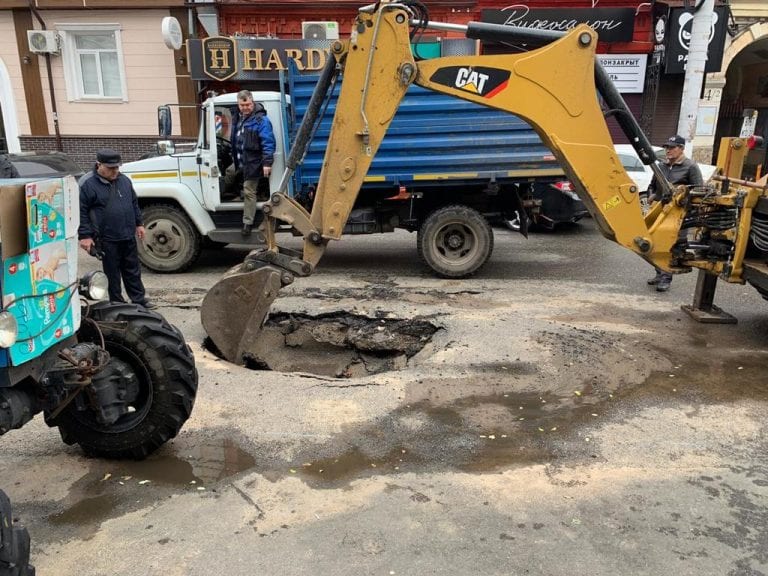 В центре Краснодара провалился грунт на улице Красноармейской