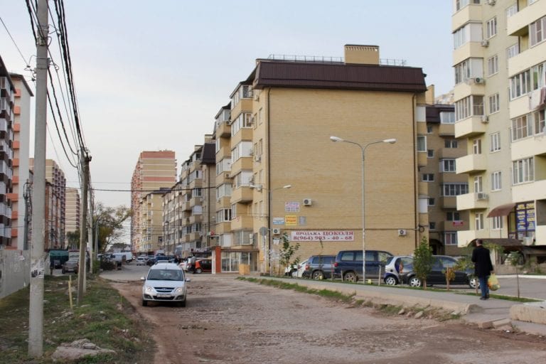 Жители Музыкального микрорайона пожаловались мэру на дорогу