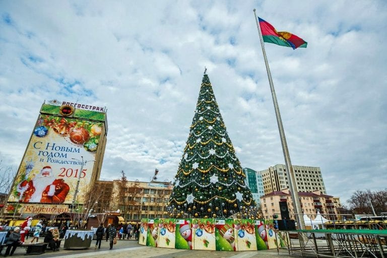 В Краснодаре начали устанавливать главную новогоднюю ёлку