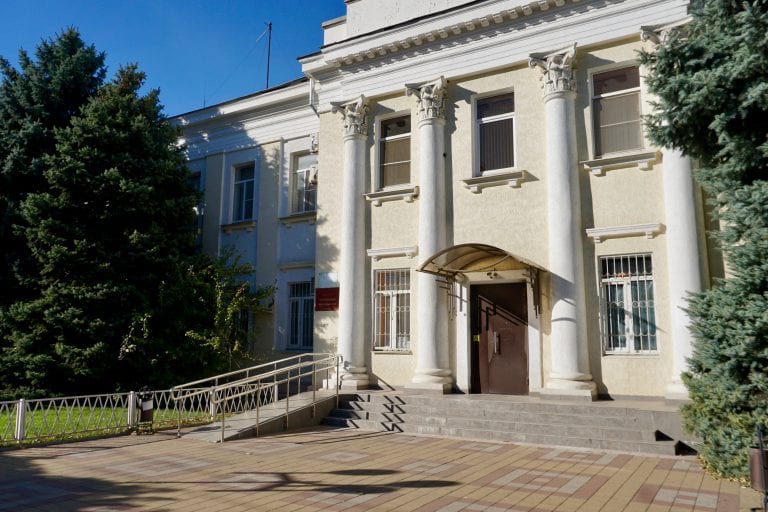 В Краснодаре влюбленная в подсудимого присяжная пыталась подкупить коллег. Её оштрафовали