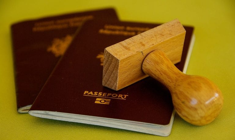 Россиянам разрешили выезжать за границу на работу, учебу и лечение