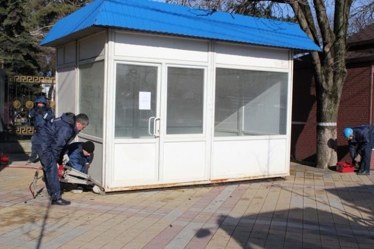 В Краснодаре продолжают сносить незаконные ларьки