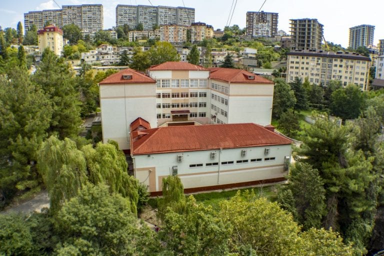 В Сочи пьяный учитель ударил школьника. Мужчину уволили