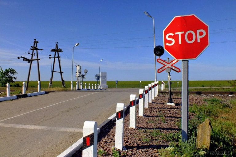 На трассе Майкоп-Туапсе временно закроют железнодорожный переезд