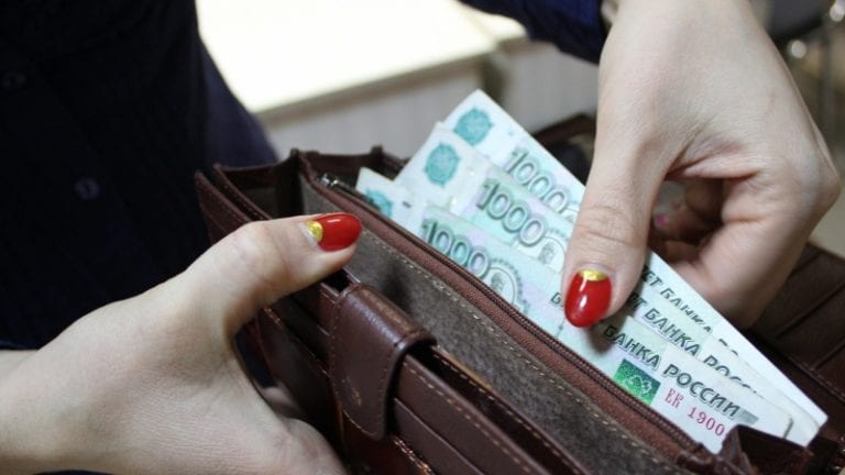 В Красноармейском районе мошенники забрали у продавщицы 15 тыс рублей