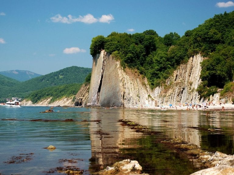Семью на сапборде унесло течением в открытое море под Туапсе