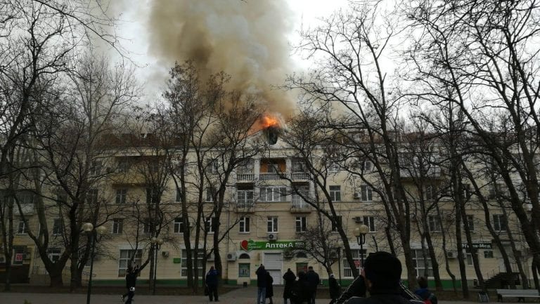 В Новороссийске загорелся четырехэтажный жилой дом