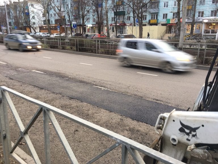 В Краснодаре на улице Ставропольской производят ямочный ремонт дороги