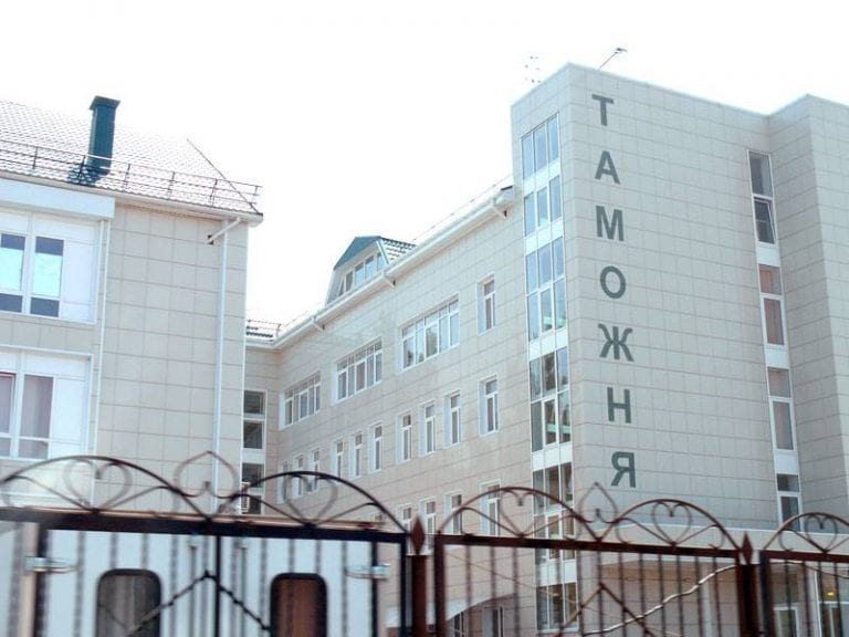 В Краснодаре за взятку и мошенничество будут судить работника таможни