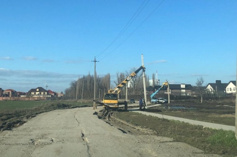 В Краснодаре делают освещение тротуара от Краснодарского до «Губернского»