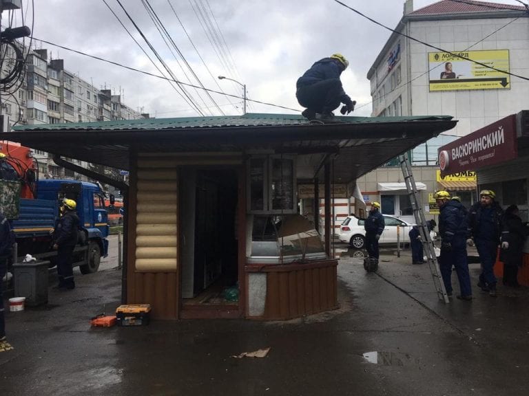 В Краснодаре сносят торговые павильоны по улице Сормовской