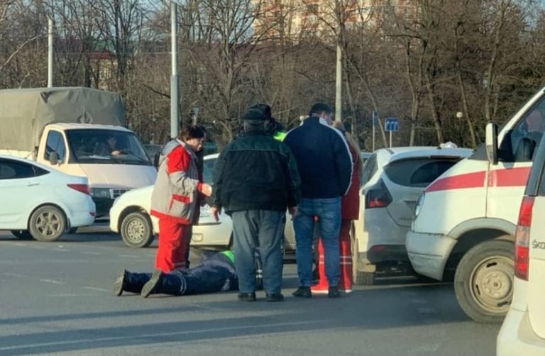 В центре Краснодара сбили сотрудника ДПС