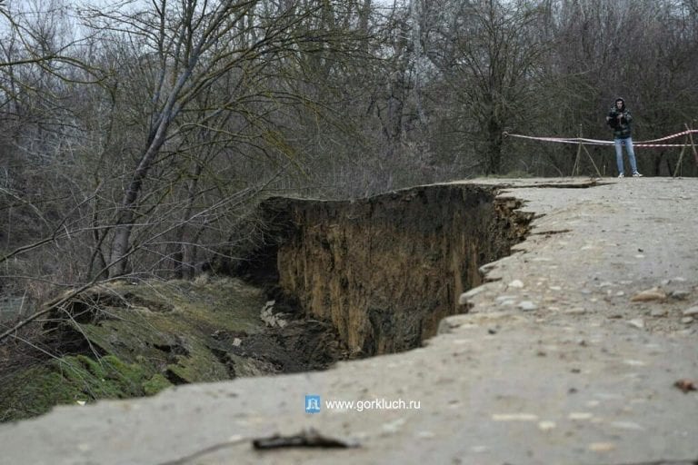 В Горячем Ключе введен режим ЧС из-за обрушения дороги