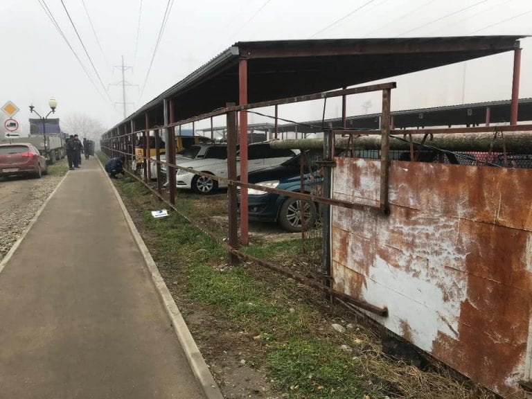 В Краснодаре снесли самовольную платную парковку