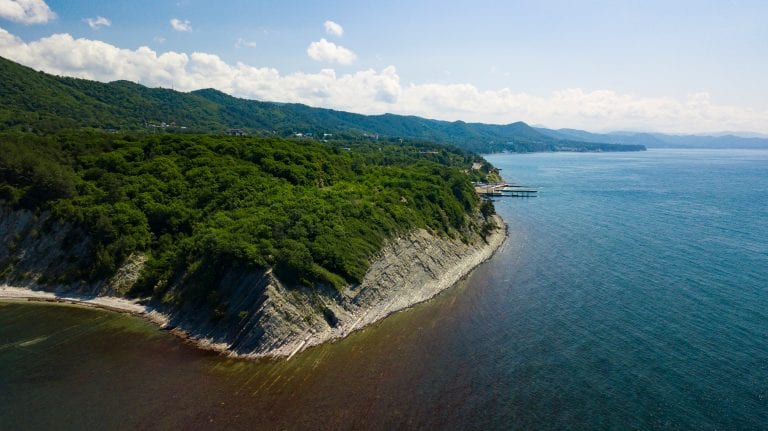 Жители Анапы пожаловались на загрязнение пляжа мазутом