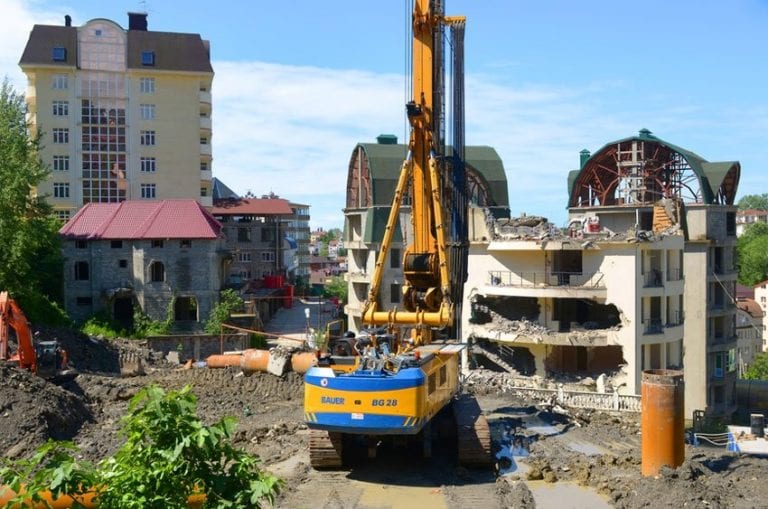 В Сочинском нацпарке у берегов Мзымты сносят незаконные объекты