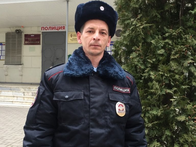 В Армавире полицейский спас выпавшую из окна девочку