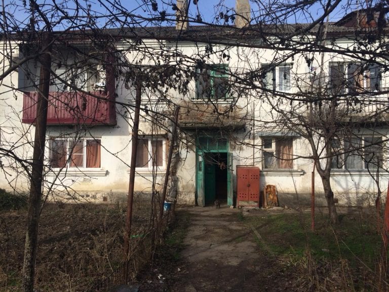Следствие показало бараки, в которых власти Усть-Лабинского района закупили жилье сиротам