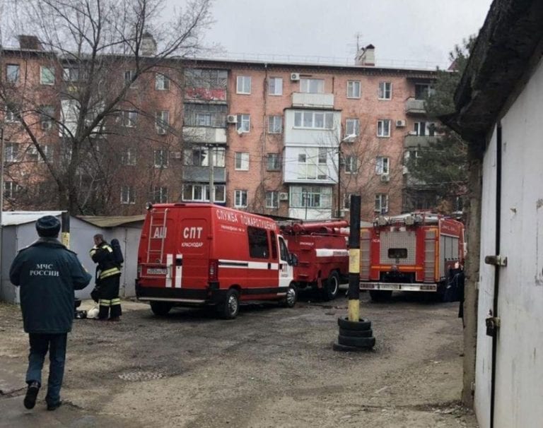 В Краснодаре на Ростовском шоссе загорелся дом