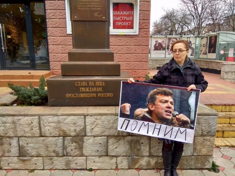 В Краснодаре провели пикет в память Бориса Немцова