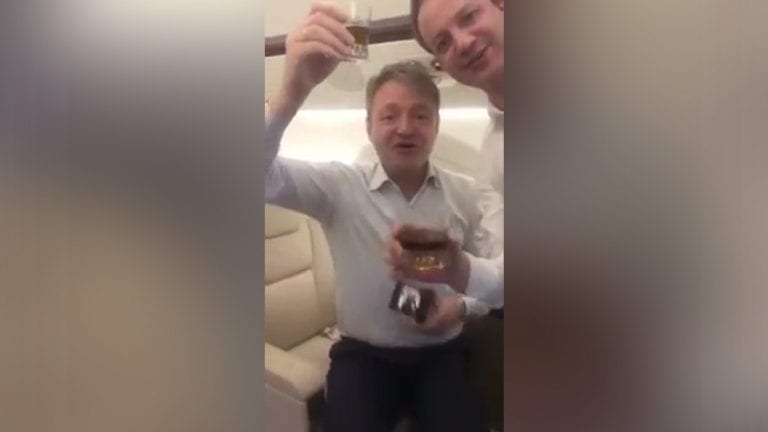 В соцсетях появилось видео с Ткачёвым на борту самолёта, поющего песню Кубанского хора и поднимающего тост «За аграрное лобби»