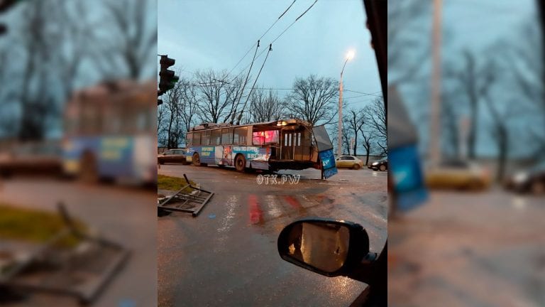 В Краснодаре грузовик снес часть троллейбуса