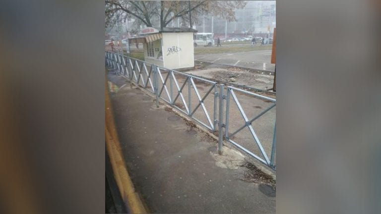 Мэрия Краснодара объяснила необходимость забора, разделяющего тротуар