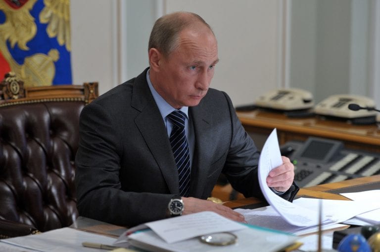Путин подписал законы о штрафах и блокировках за «явное неуважение к власти» и за фейковые новости