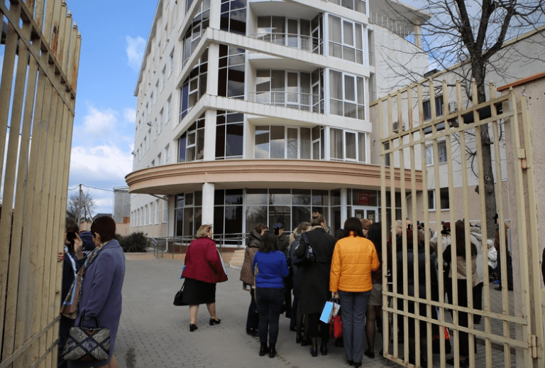 В Динском районе из-за повреждения несущих конструкций закрылся суд