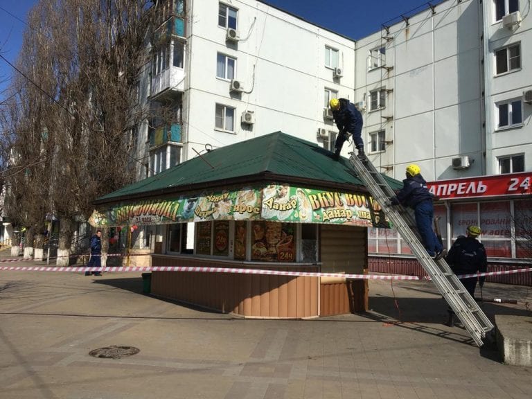 В центре Краснодара снесли ларёк с шаурмой